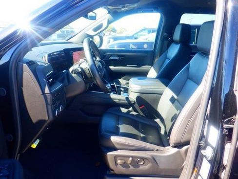 Used 2025 Chevrolet Suburban Z71 image 12