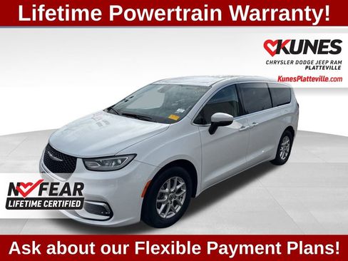 Used 2023 Chrysler Pacifica Touring-L image 5