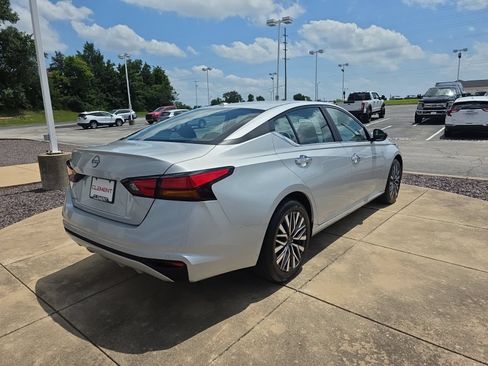 Used 2025 Nissan Altima 2.5 SV FWD image 7
