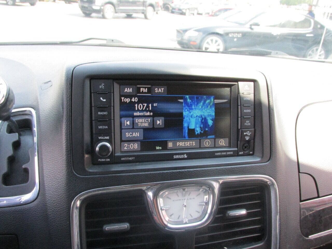 Used 2015 Chrysler Town & Country Touring w/ Driver Convenience Group FWD image 61