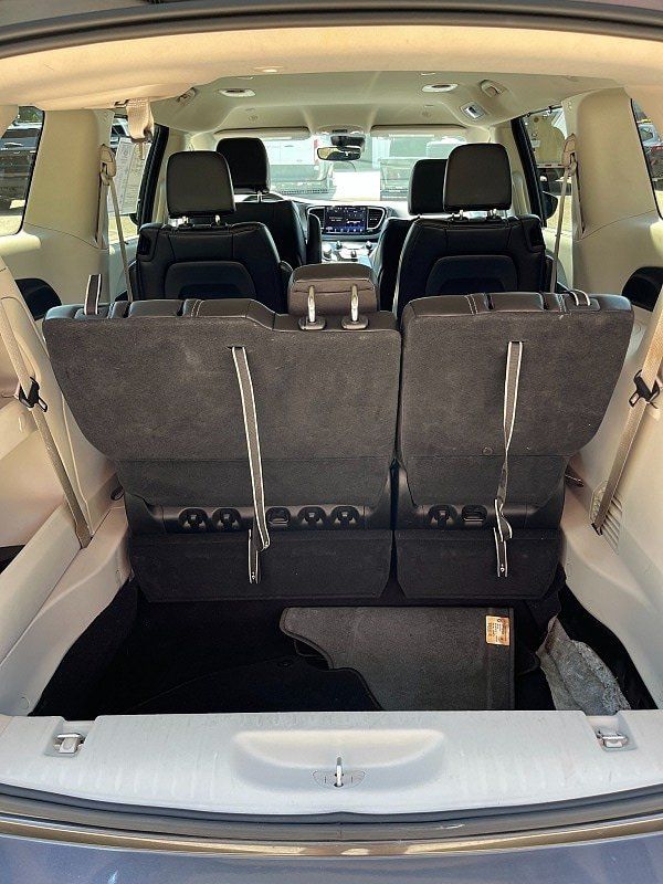 Used 2023 Chrysler Pacifica Touring-L FWD image 18