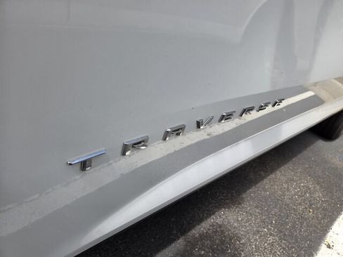 Used 2024 Chevrolet Traverse LT FWD image 3