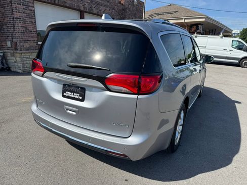 Used 2020 Chrysler Pacifica Limited FWD image 15