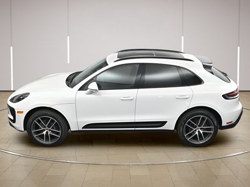 Used 2023 Porsche Macan AWD/4WD image 34