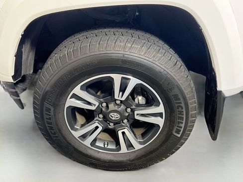 Used 2016 Toyota Tacoma TRD Sport w/ Premium & Technology Package RWD image 13