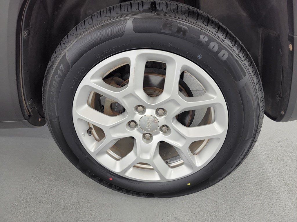 Used 2018 Jeep Renegade Latitude FWD image 11