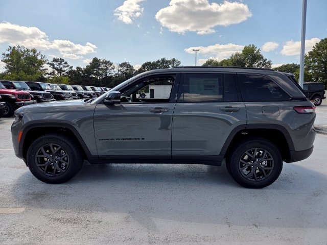 New 2027 Jeep Grand Cherokee Altitude RWD image 4