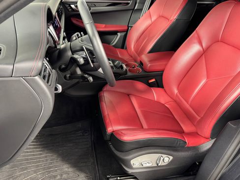 Certified 2025 Porsche Macan image 5