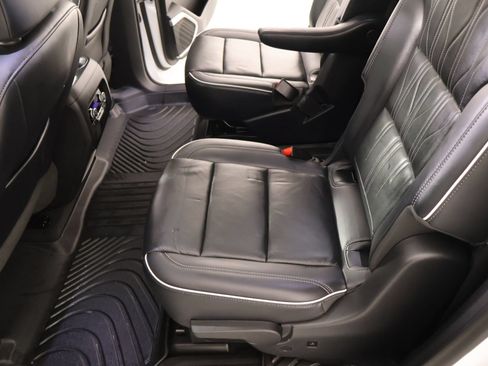 Used 2025 Buick Enclave Avenir FWD image 12