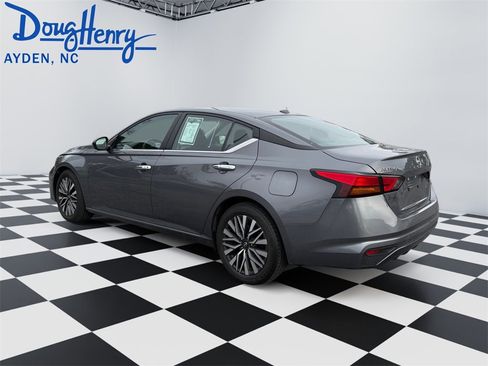 Used 2024 Nissan Altima 2.5 SV image 3