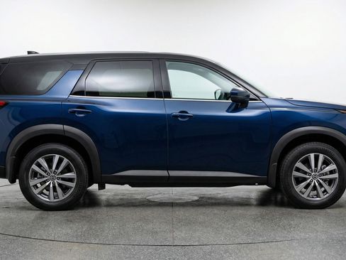 Used 2025 Nissan Pathfinder SV image 11