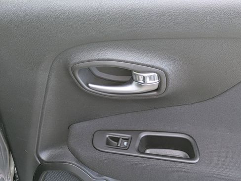 Certified 2021 Jeep Renegade Latitude image 29