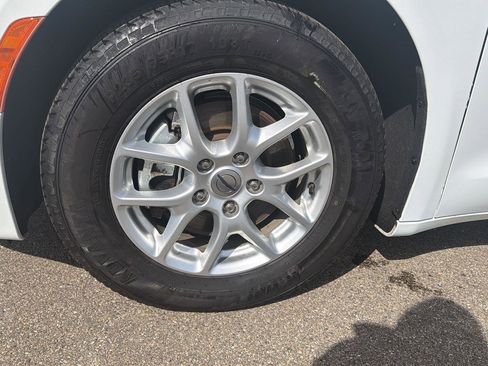 Used 2023 Chrysler Voyager LX image 9