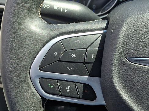 Used 2023 Chrysler Pacifica Touring-L FWD image 22