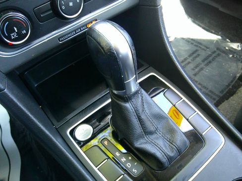 Used 2015 Volkswagen Passat 1.8T Limited Edition image 27