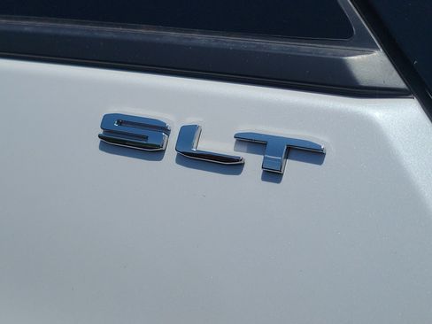 Used 2023 GMC Terrain SLT w/ Infotainment Package II FWD image 10