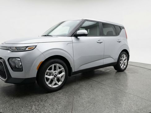 Used 2025 Kia Soul LX w/ LX Technology Package image 3