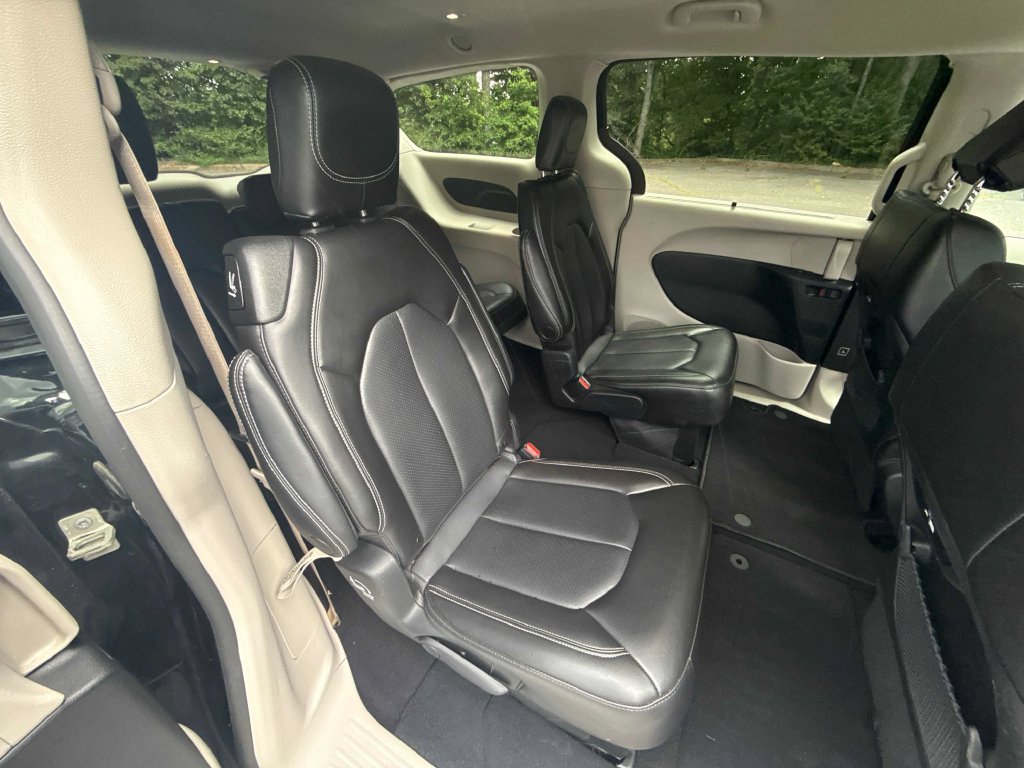 Used 2023 Chrysler Pacifica Touring-L FWD image 31