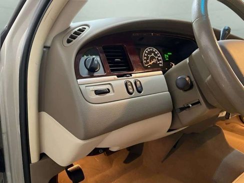 Used 2005 Lincoln Town Car Signature image 14