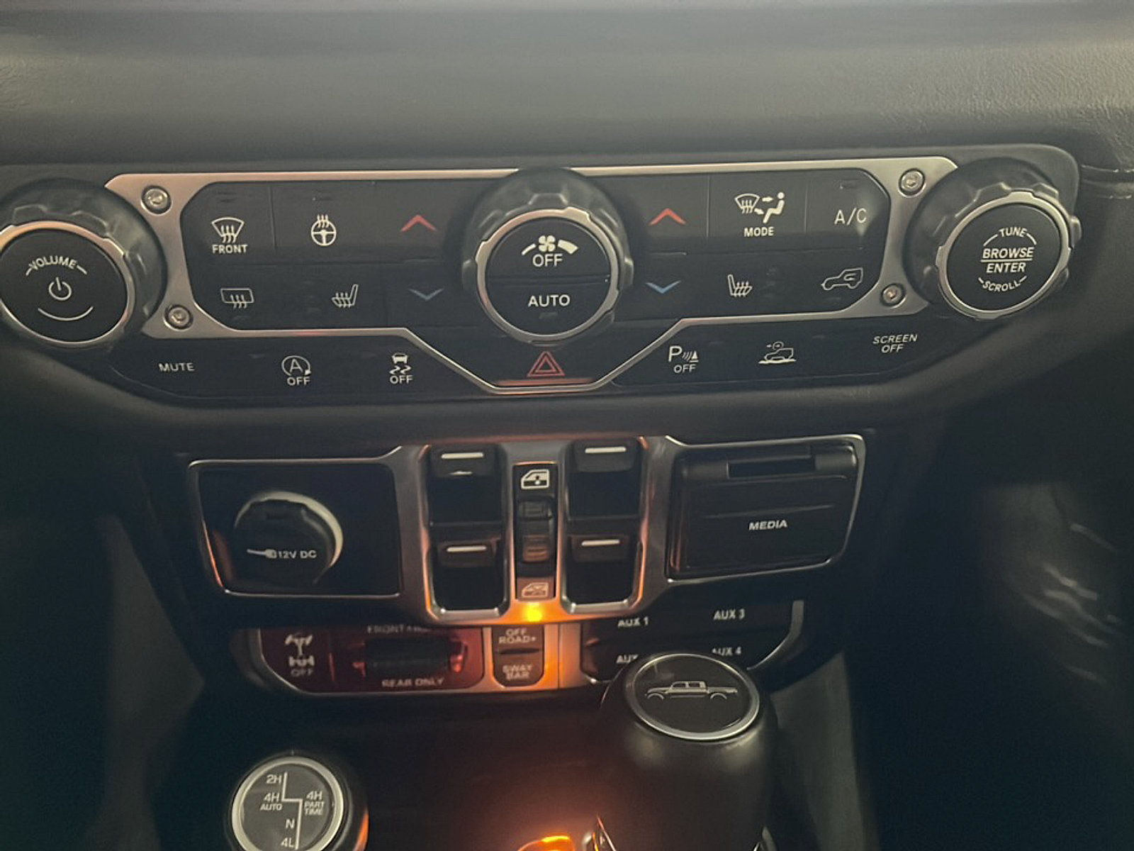 Used 2024 Jeep Gladiator Rubicon AWD/4WD image 11
