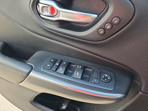 Used 2019 Jeep Cherokee Limited AWD/4WD image 28
