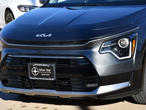 Used 2023 Kia Niro EX Touring image 3
