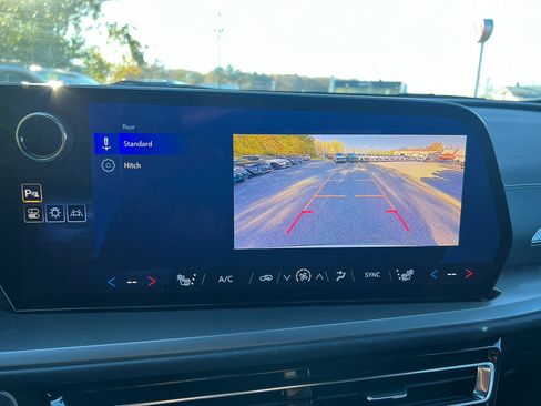 Used 2025 Chevrolet Traverse LT image 25