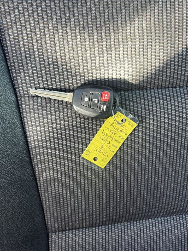 Used 2017 Toyota Corolla SE w/ Carpet Mat Package (TMS) FWD image 32