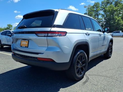 Used 2024 Jeep Grand Cherokee Altitude RWD image 19