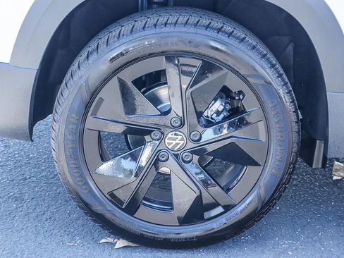 New 2025 Volkswagen Taos SE image 17