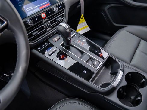 Certified 2025 Porsche Macan AWD/4WD image 13