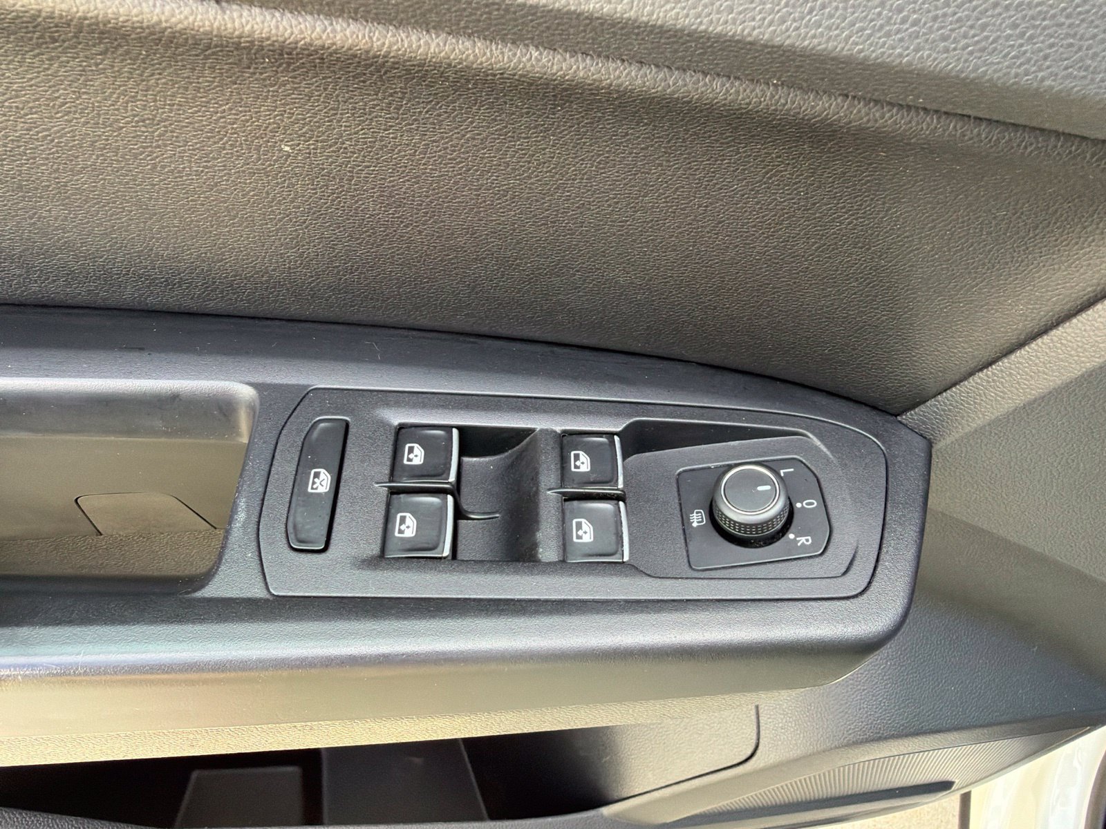 Used 2018 Volkswagen Atlas SE FWD image 19
