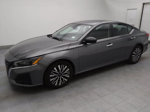 Used 2024 Nissan Altima 2.5 SV image 2