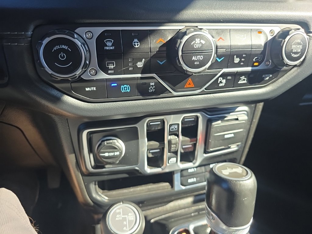 Used 2024 Jeep Wrangler Unlimited Sahara w/ Technology Group AWD/4WD image 18