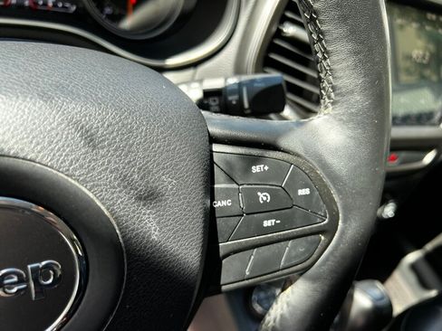 Used 2019 Jeep Cherokee Trailhawk w/ Cold Weather Group AWD/4WD image 27
