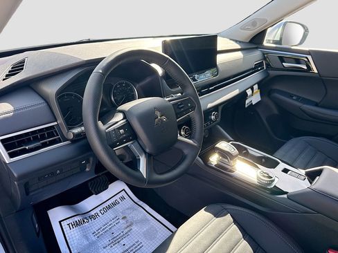 New 2026 Mitsubishi Outlander SE image 9