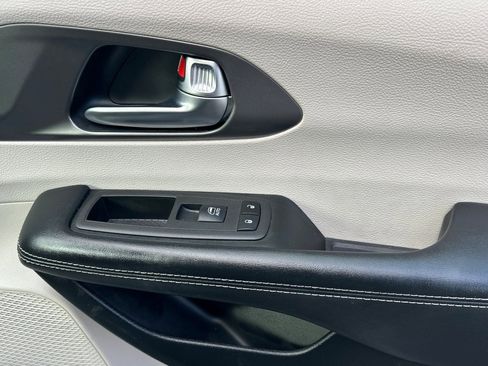 Used 2022 Chrysler Pacifica Touring-L image 23