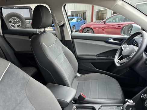Used 2024 Volkswagen Taos SE FWD image 10