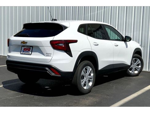 Used 2025 Chevrolet Trax LS image 11