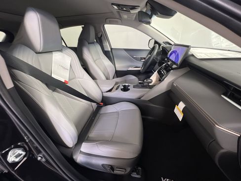 New 2024 Toyota Venza Limited image 30