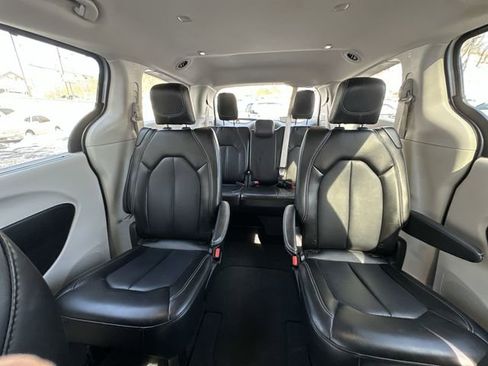 Used 2024 Chrysler Pacifica Touring-L image 27