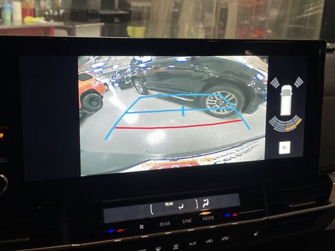 Used 2025 Toyota Sienna XLE image 25