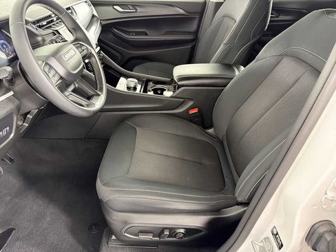 Used 2023 Jeep Grand Cherokee Laredo RWD image 7