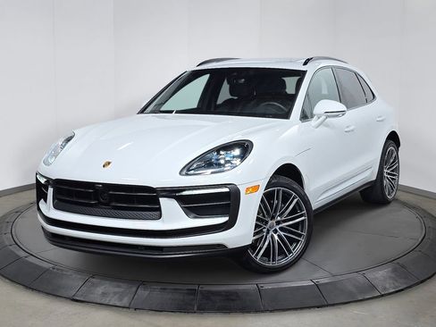 Certified 2025 Porsche Macan AWD/4WD image 1