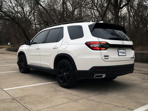 Used 2025 Honda Pilot Black Edition image 7