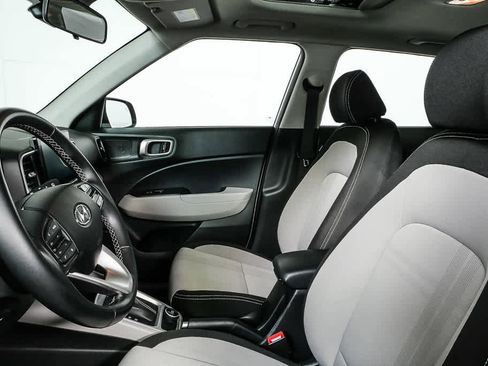 Used 2024 Hyundai Venue SEL FWD image 5