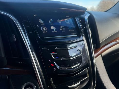 Used 2017 Cadillac Escalade ESV Luxury image 13