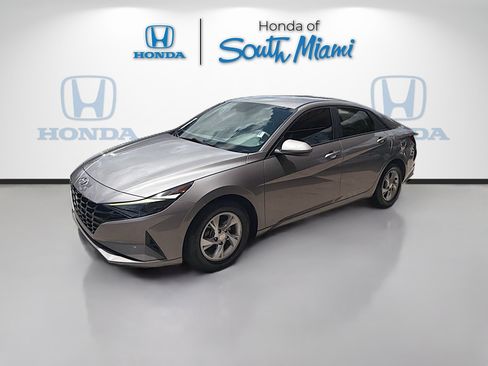 Used 2021 Hyundai Elantra SE FWD image 3