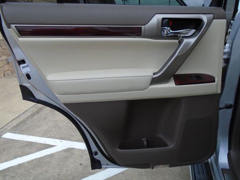 Used 2010 Lexus GX 460 image 32