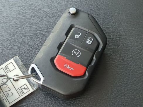 Used 2025 Jeep Wrangler Unlimited Sahara w/ Safety Group AWD/4WD image 29
